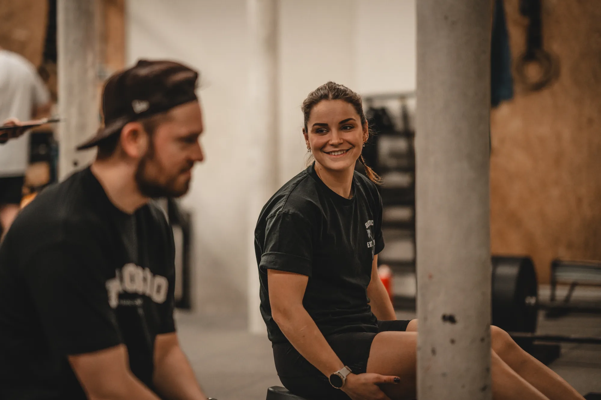 Coach sportif Silvaticus accompagnant un adhérent, sourire, à Paris